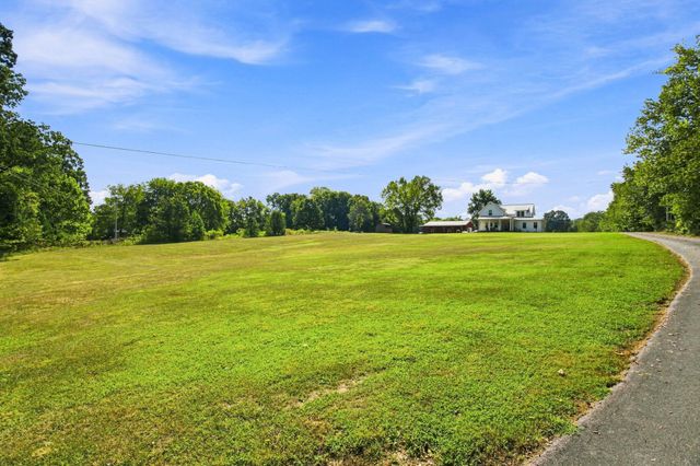 808 Clearview Rd, Cottontown, TN 37048