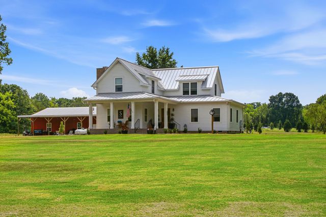 808 Clearview Rd, Cottontown, TN 37048