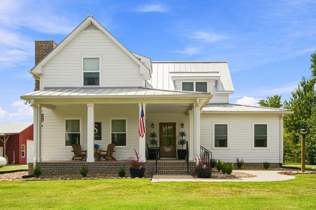 808 Clearview Rd, Cottontown, TN 37048