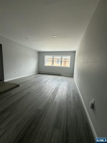 31 Veterans Plaza 29 Front, Bergenfield, NJ 07621