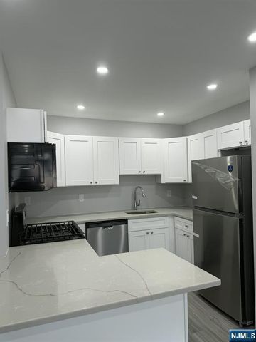 31 Veterans Plaza 29 Front, Bergenfield, NJ 07621