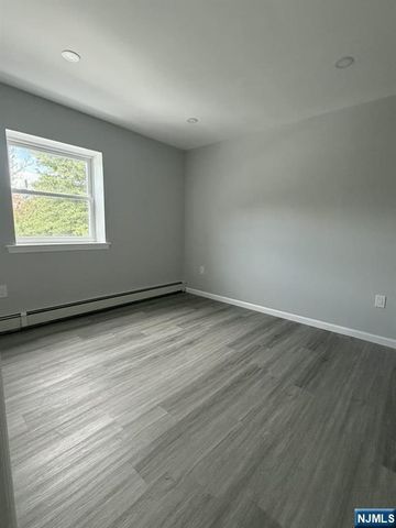 31 Veterans Plaza 29 Front, Bergenfield, NJ 07621