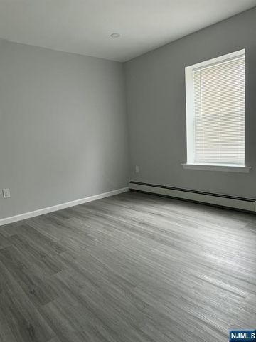 31 Veterans Plaza 29 Front, Bergenfield, NJ 07621