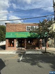 31 Veterans Plaza 29 Front, Bergenfield, NJ 07621