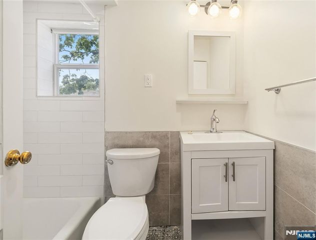 7 Burnham Place, Fair Lawn, NJ 07410