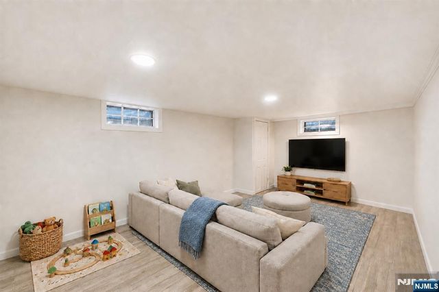 7 Burnham Place, Fair Lawn, NJ 07410