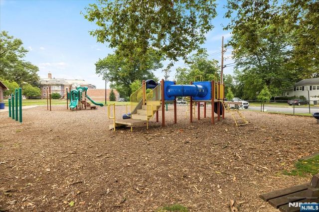 7 Burnham Place, Fair Lawn, NJ 07410
