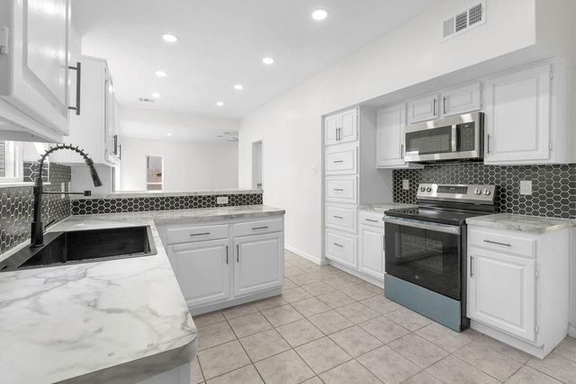 6239 Oak Pass Drive, Houston, TX 77091