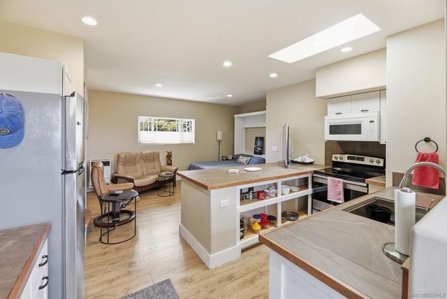 77 Cameo Rd, Carlsbad, CA 92008