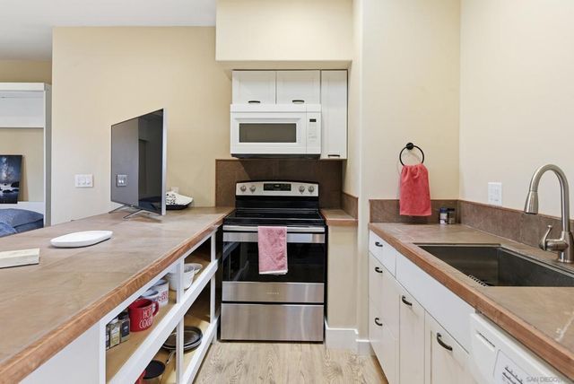77 Cameo Rd, Carlsbad, CA 92008