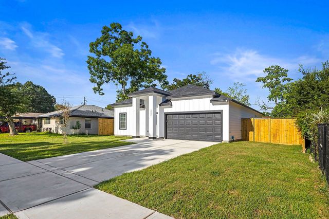 10426 Royal Oaks Drive, Houston, TX 77016