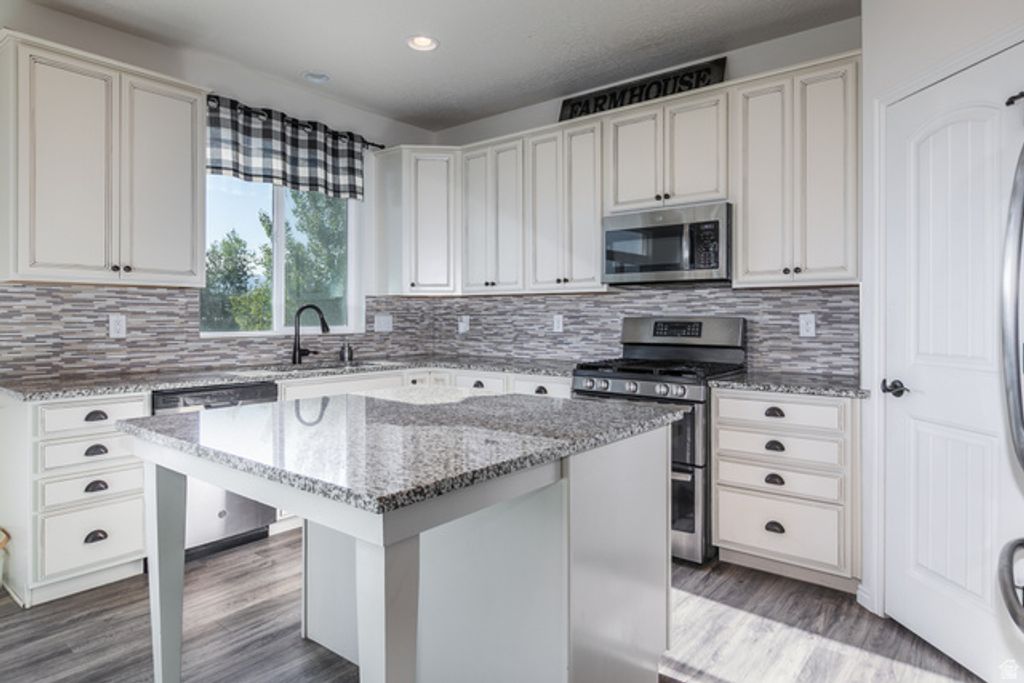 Image 8 of property listing at 3842 S 5675 W, Hooper, UT 84315