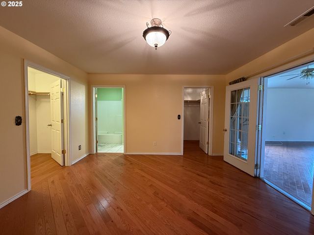 205 FAIR OAKS Rd, Oakland, OR 97462