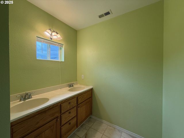 205 FAIR OAKS Rd, Oakland, OR 97462