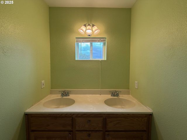 205 FAIR OAKS Rd, Oakland, OR 97462