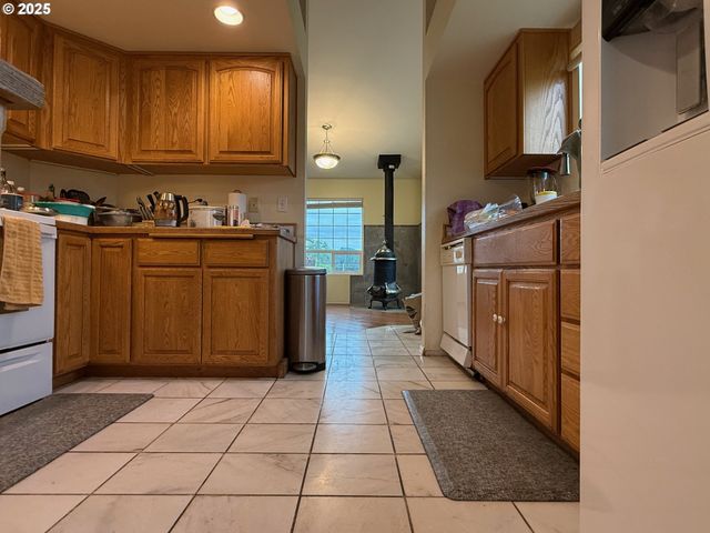 205 FAIR OAKS Rd, Oakland, OR 97462