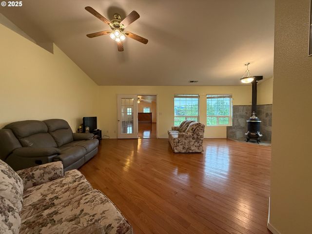 205 FAIR OAKS Rd, Oakland, OR 97462