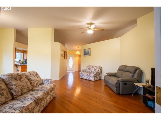 205 FAIR OAKS Rd, Oakland, OR 97462