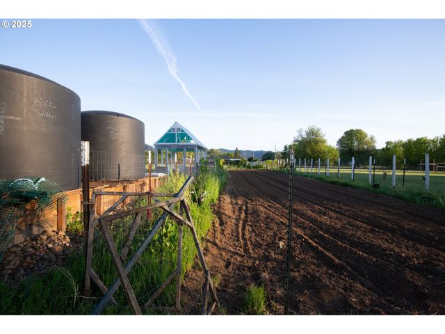 205 FAIR OAKS Rd, Oakland, OR 97462