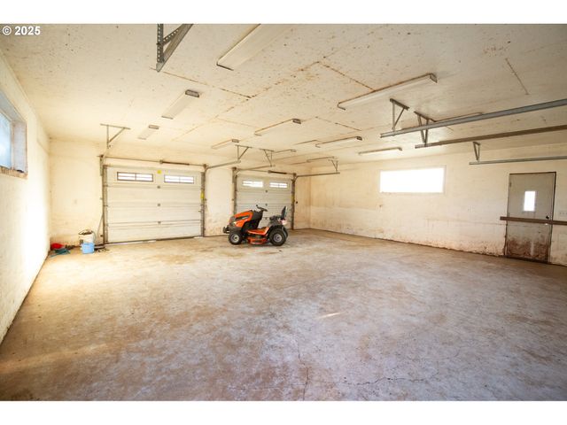 205 FAIR OAKS Rd, Oakland, OR 97462