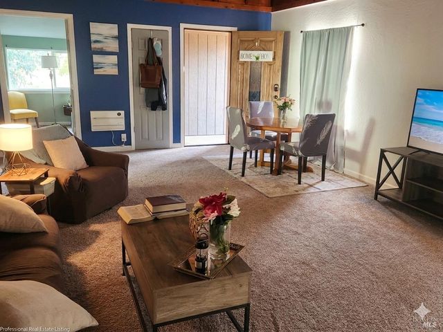 10671 Forest Hills Rd, Forestville, CA 95436