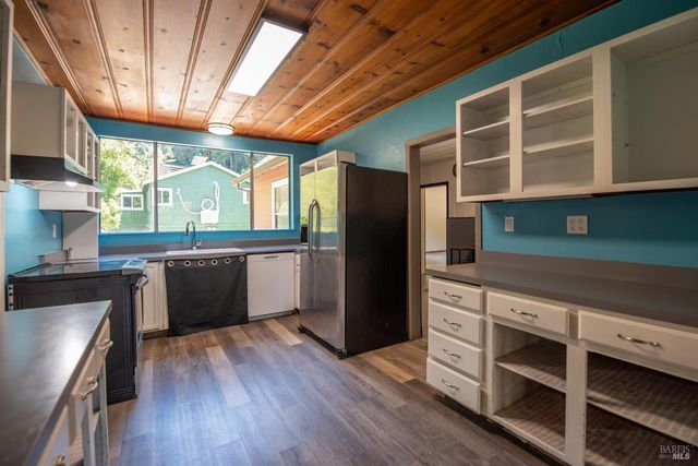 10671 Forest Hills Rd, Forestville, CA 95436