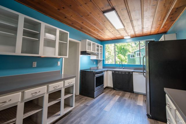 10671 Forest Hills Rd, Forestville, CA 95436