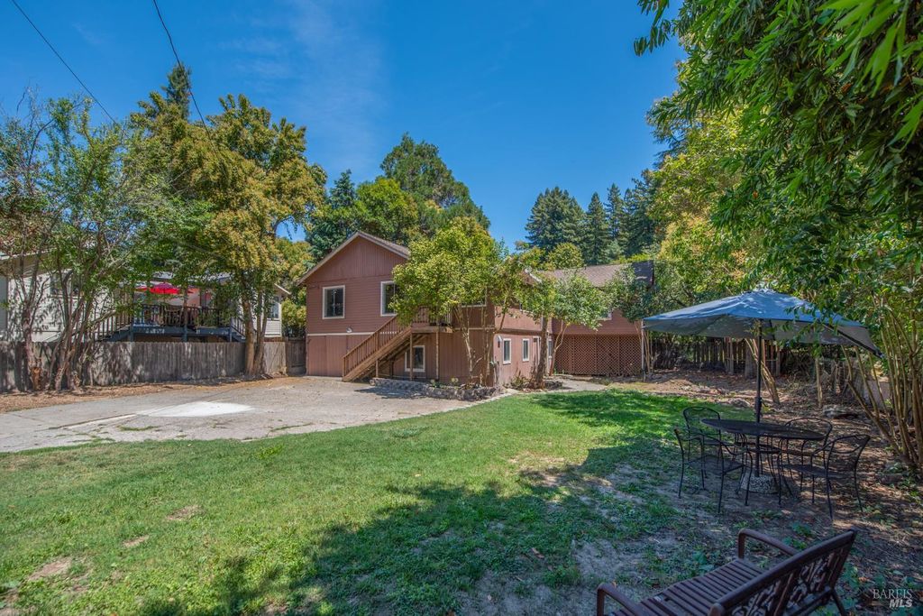 10671 Forest Hills Rd, Forestville, CA 95436