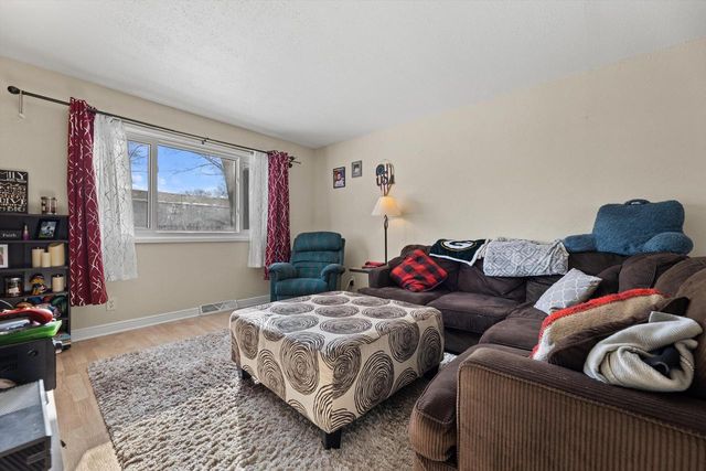 809 Ridgeway DRIVE, Pewaukee, WI 53072