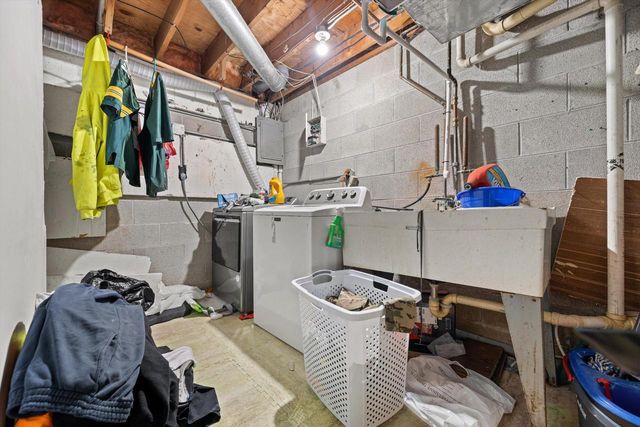 809 Ridgeway DRIVE, Pewaukee, WI 53072