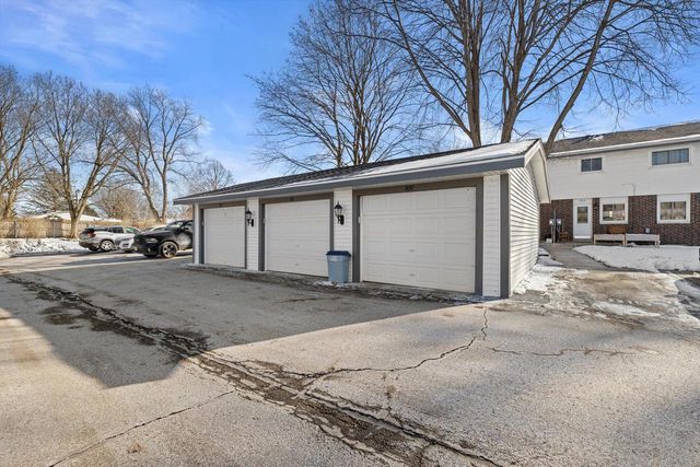 809 Ridgeway DRIVE, Pewaukee, WI 53072
