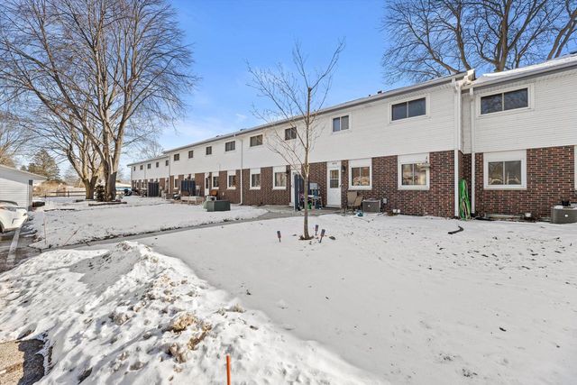 809 Ridgeway DRIVE, Pewaukee, WI 53072