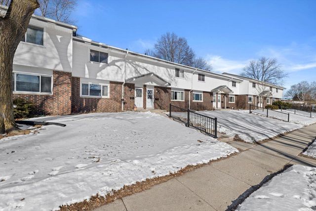 809 Ridgeway DRIVE, Pewaukee, WI 53072