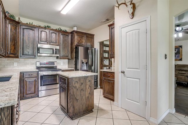 115 Pleasant Oaks Lane, Springtown, TX 76082
