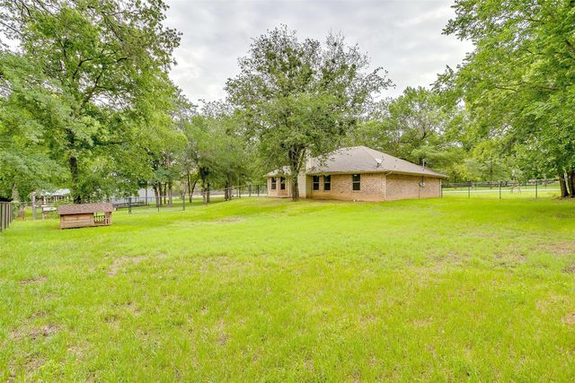 115 Pleasant Oaks Lane, Springtown, TX 76082