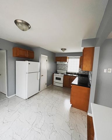 8734 S Escanaba Avenue, Chicago, IL 60617