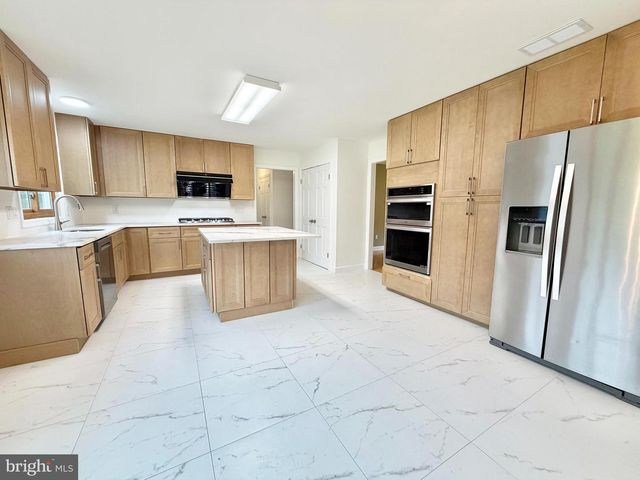 8 EVANS DR, West Windsor, NJ 08550