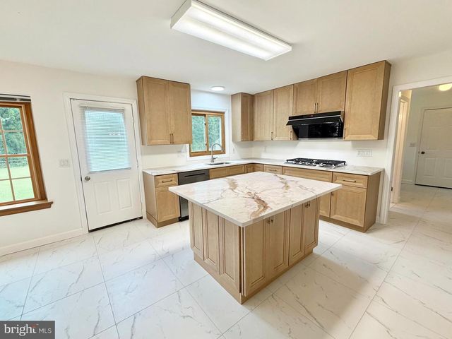 8 EVANS DR, West Windsor, NJ 08550