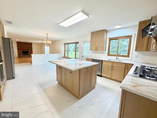8 EVANS DR, West Windsor, NJ 08550
