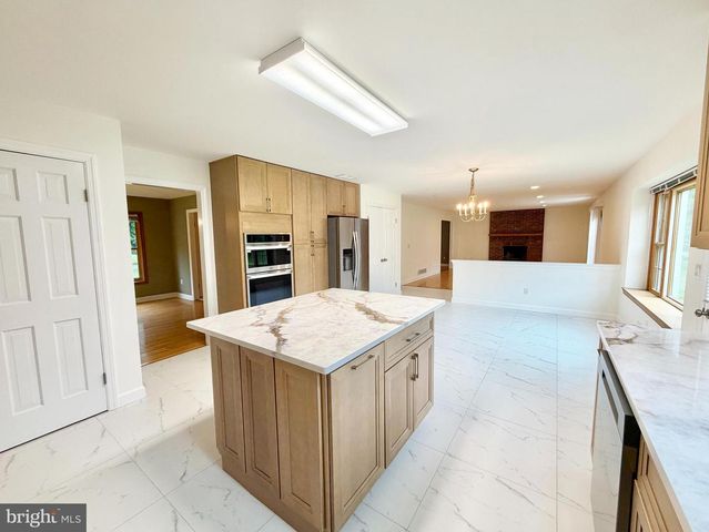 8 EVANS DR, West Windsor, NJ 08550