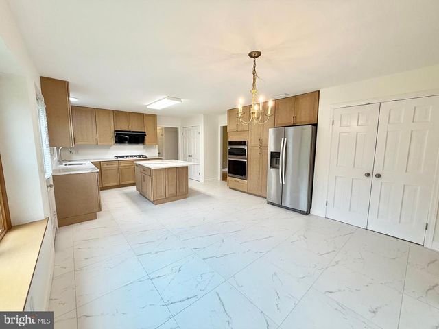 8 EVANS DR, West Windsor, NJ 08550