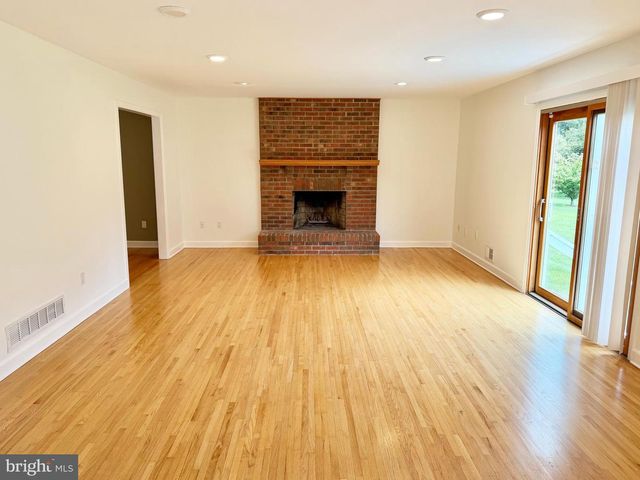 8 EVANS DR, West Windsor, NJ 08550