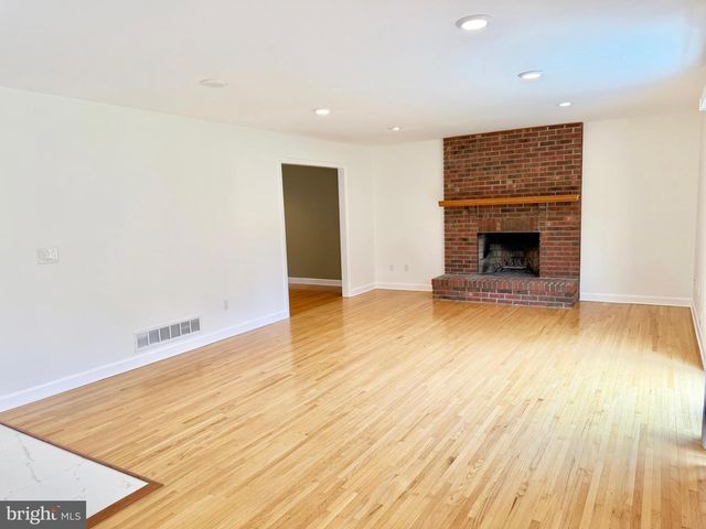 8 EVANS DR, West Windsor, NJ 08550