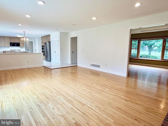 8 EVANS DR, West Windsor, NJ 08550