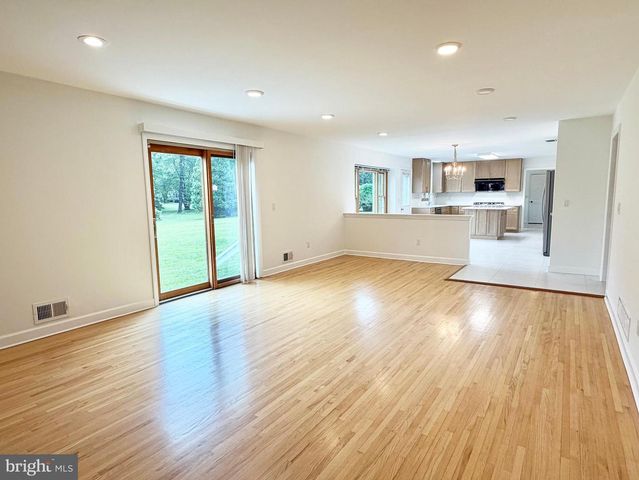 8 EVANS DR, West Windsor, NJ 08550