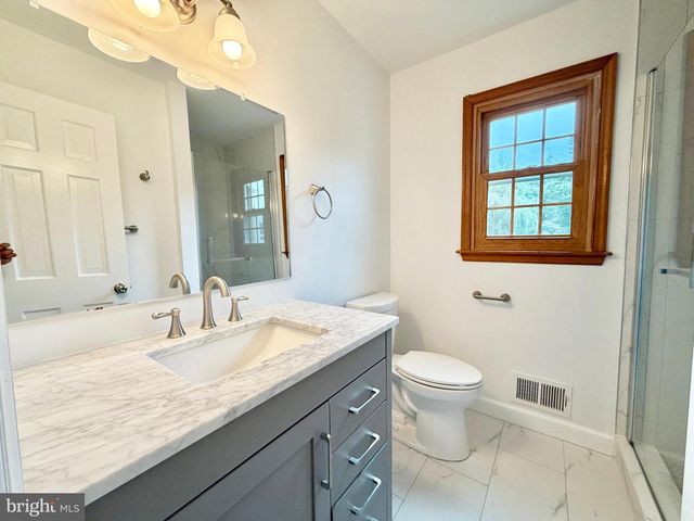 8 EVANS DR, West Windsor, NJ 08550