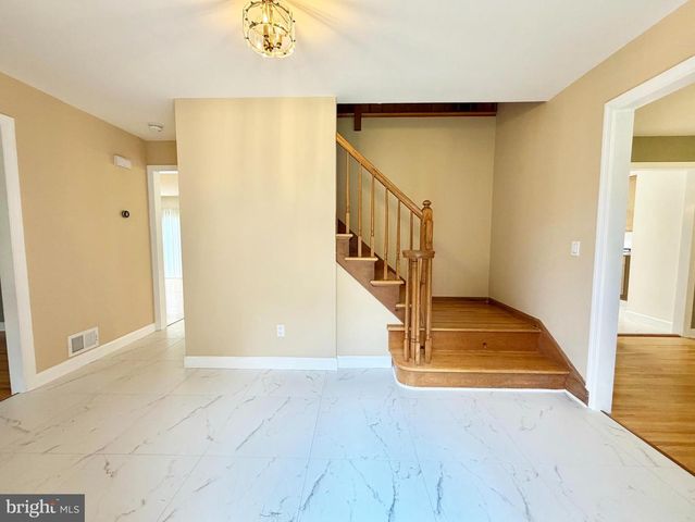 8 EVANS DR, West Windsor, NJ 08550