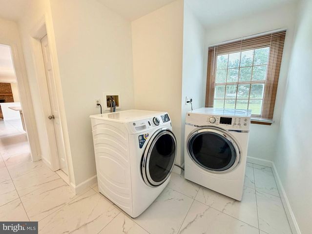 8 EVANS DR, West Windsor, NJ 08550