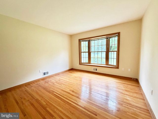 8 EVANS DR, West Windsor, NJ 08550