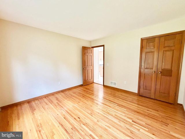 8 EVANS DR, West Windsor, NJ 08550